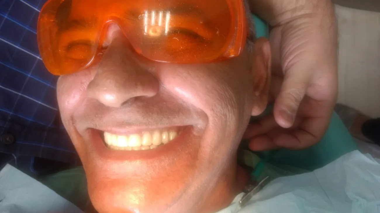 Paciente sorrindo na cadeira do consultório